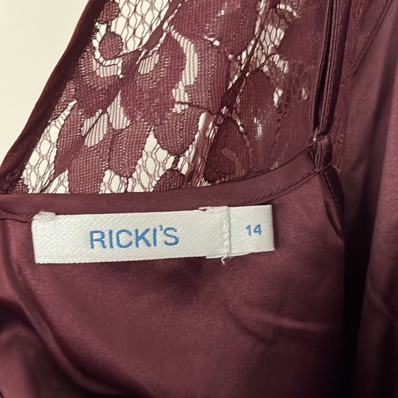 Lace dress - Picture 3 of 3